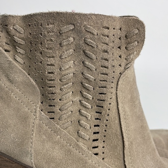 Vince Camuto Suede Laser Cut Ankle Booties Grey Wooden Heel Perforated Size 9 - Picture 2 of 16